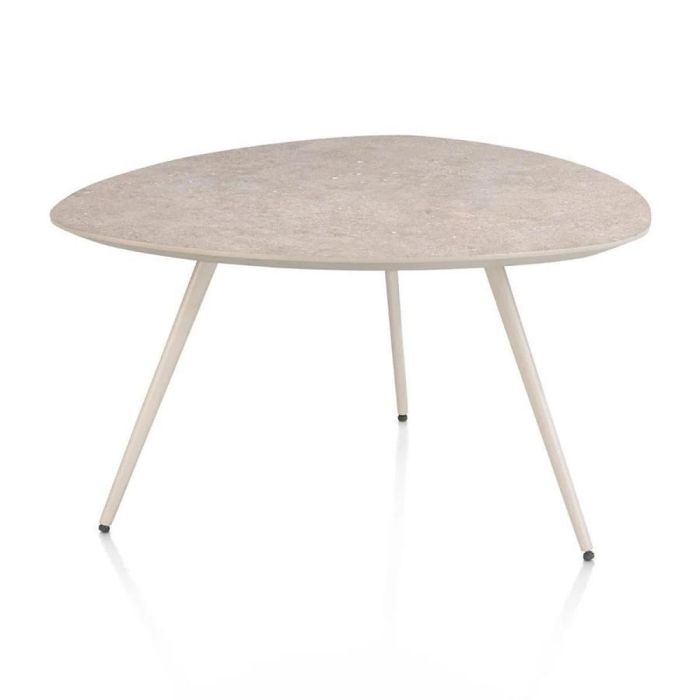 Salontafel Salutina met afgerond blad in light sand en drie crème metalen poten, vrijstaand gefotografeerd tegen een witte achtergrond.