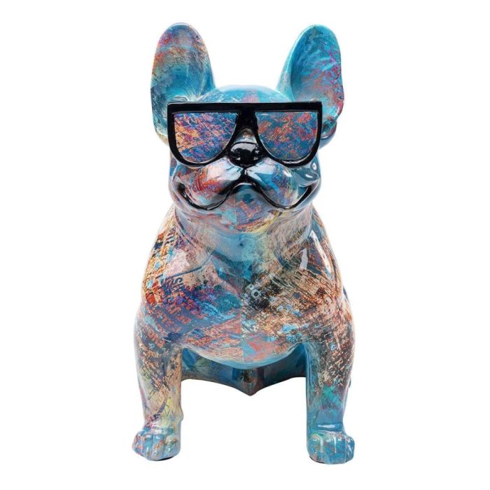 Beeld van een kleurrijke hond met zwarte zonnebril, recht van voren gefotografeerd.