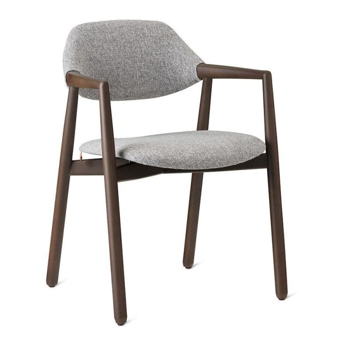 Armstoel Knut met grijze stoffering en donker houten frame schuin van voren