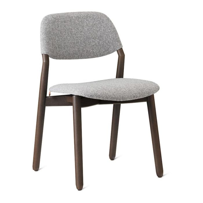 Eetkamerstoel Knut zonder armleuningen met grijze bekleding en donker houten frame schuin van voren