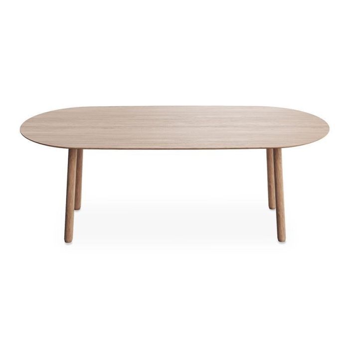 Ovale eettafel Mads met licht houten blad en vier ronde houten poten op een neutrale achtergrond