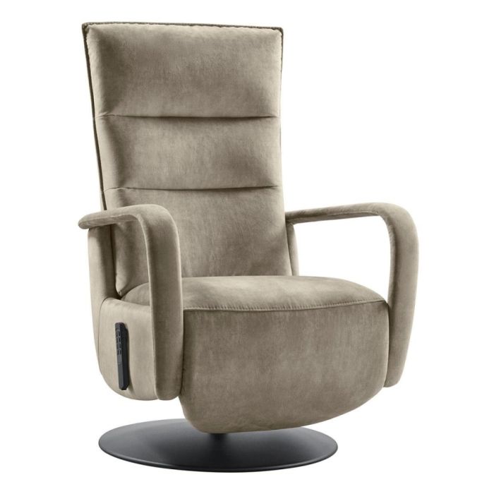 Elektrische sta-op relaxfauteuil Seduto bruin met veloursstof en zwarte schijfvoet, vrijstaand gefotografeerd.