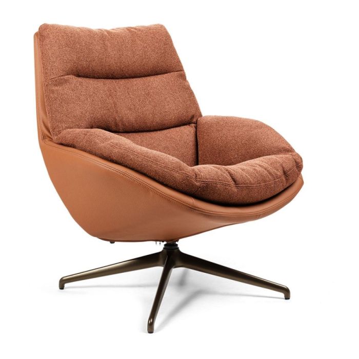 Draaifauteuil Mare in warme bruinoranje stof met bronzen draaivoet