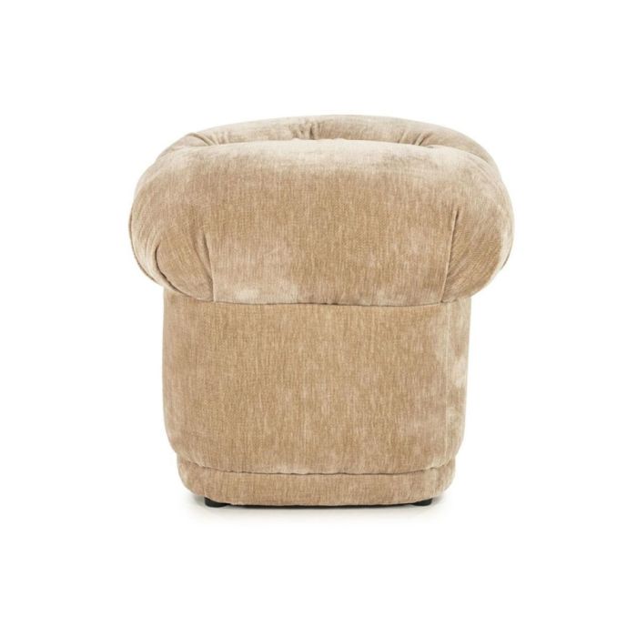 Krukje Nook in beige, met ronde broodvormige zitting en zachte bekleding van stof Blim, vrijstaand gefotografeerd op een witte achtergrond.