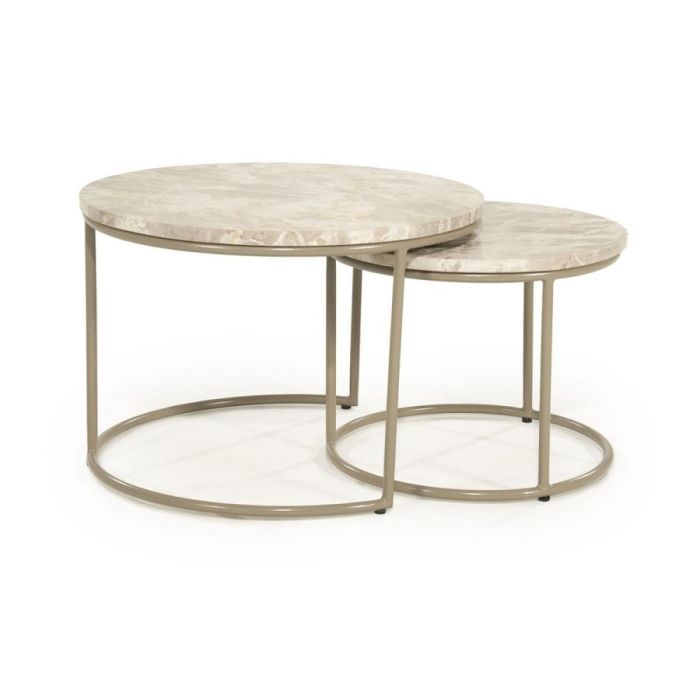 Salontafelset Alvar met twee ronde gepolijste marmeren bladen en een beige ijzeren frame, samen opgesteld op een witte achtergrond.