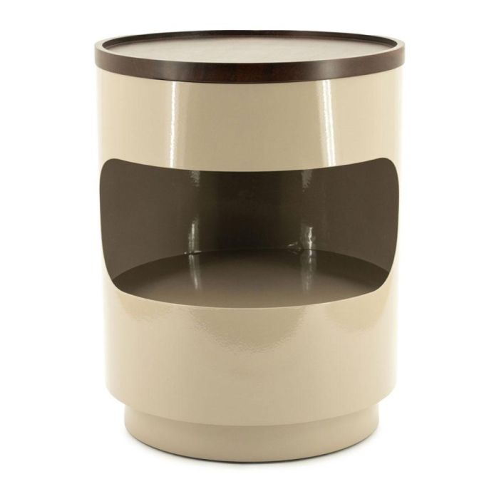 Bijzettafel Tondo taupe van gecoat ijzer met een rond tafelblad van donkerbruin eikenhout, gefotografeerd vrijstaand op een witte achtergrond.