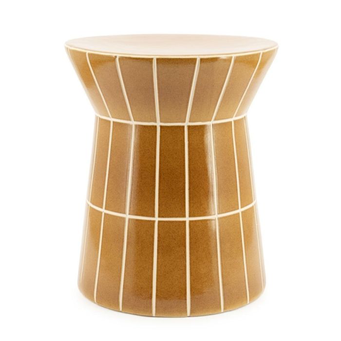 Bijzettafel Tiletastic van aardewerk in mustardkleur met geglazuurde afwerking, ronde vorm en wit lijnpatroon, vrijstaand gefotografeerd tegen een lichte achtergrond.