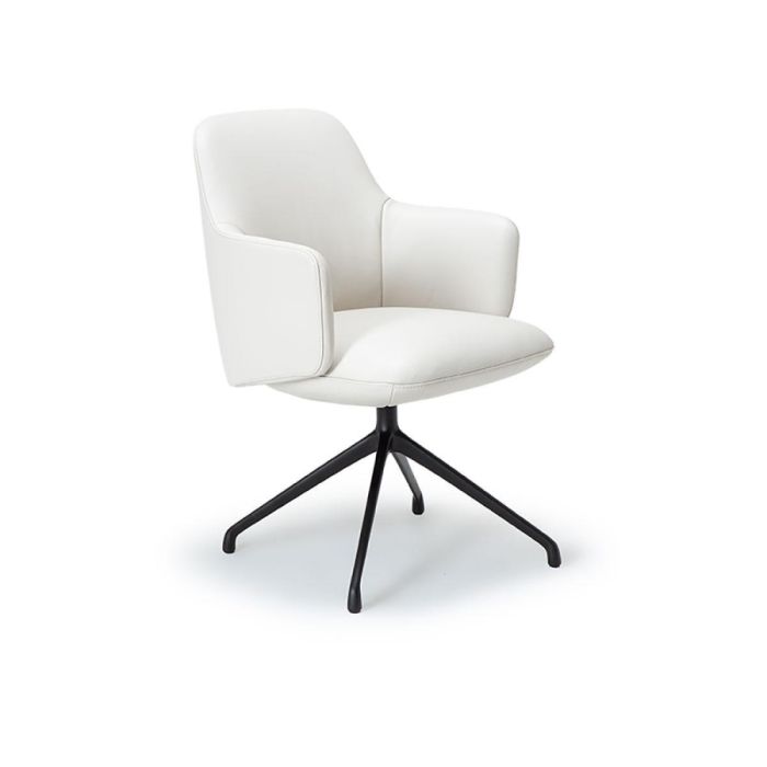Witte eetkamerstoel Elite Lux met armleuningen en zwarte metalen draaipoot, uitgevoerd in gladde bekleding, schuin van voren gefotografeerd.