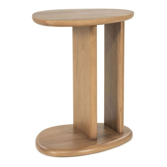 Lichtbruine houten bijzettafel Lori met afgerond blad, centrale poot en ovale voet, gefotografeerd tegen een witte achtergrond.