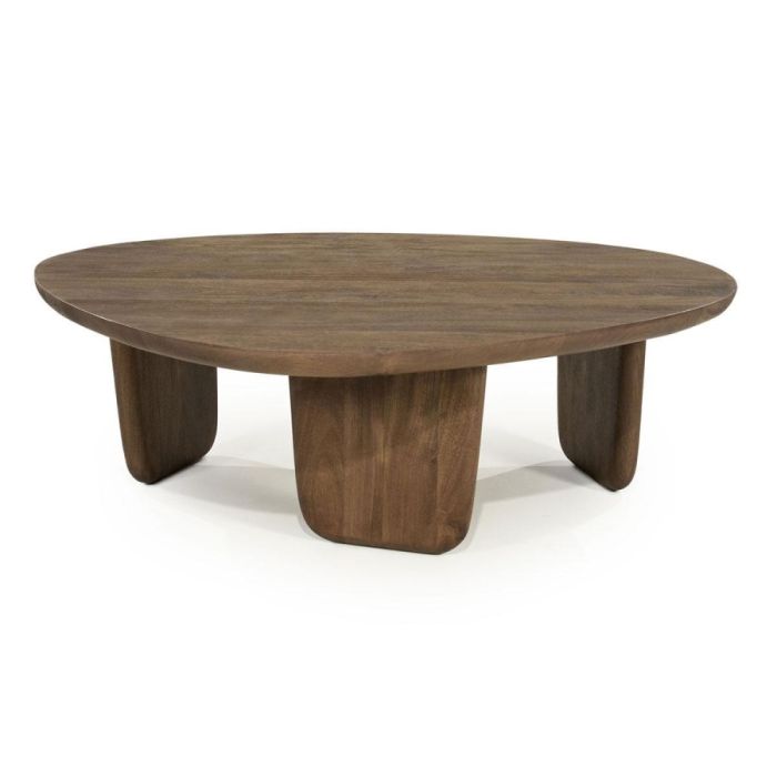 Organisch gevormde salontafel in lichtbruin hout met drie afgeronde poten op een lichte achtergrond