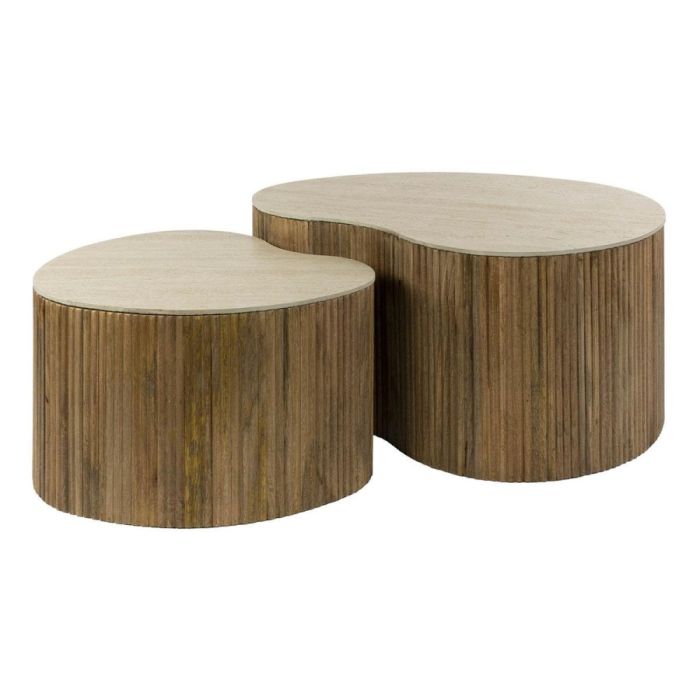 set van twee organische salontafels met travertin-look blad en zandkleurig geribbeld mangohouten onderstel, wit vrijstaand