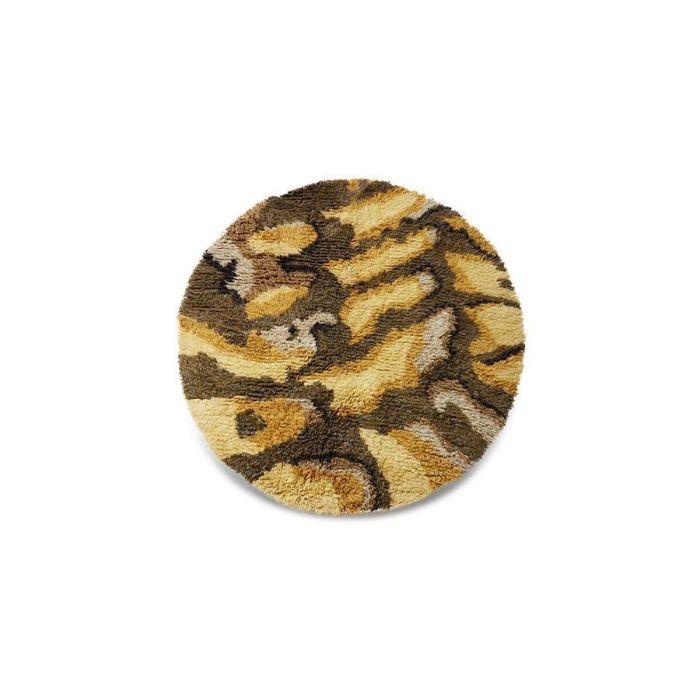 Rond vloerkleed in warme aardetinten met organisch golvend patroon, volledig zichtbaar van bovenaf