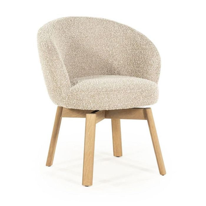 Taupe eetkamerstoel Livia met ronde kuipzitting en houten poten, schuin van voren gefotografeerd.