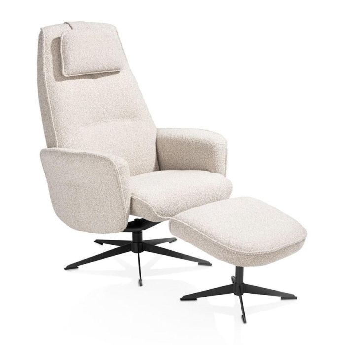 Beige relaxfauteuil met poef in zachte stof en zwarte draaipoot op witte achtergrond