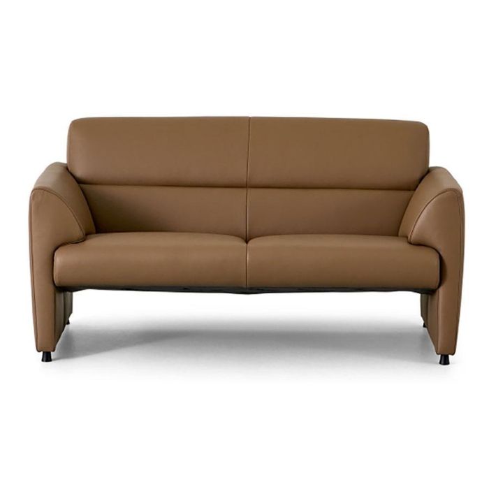 montèl mondi 2-zitsbank in bruin leer met brede armleuningen en zwarte pootjes, vooraanzicht