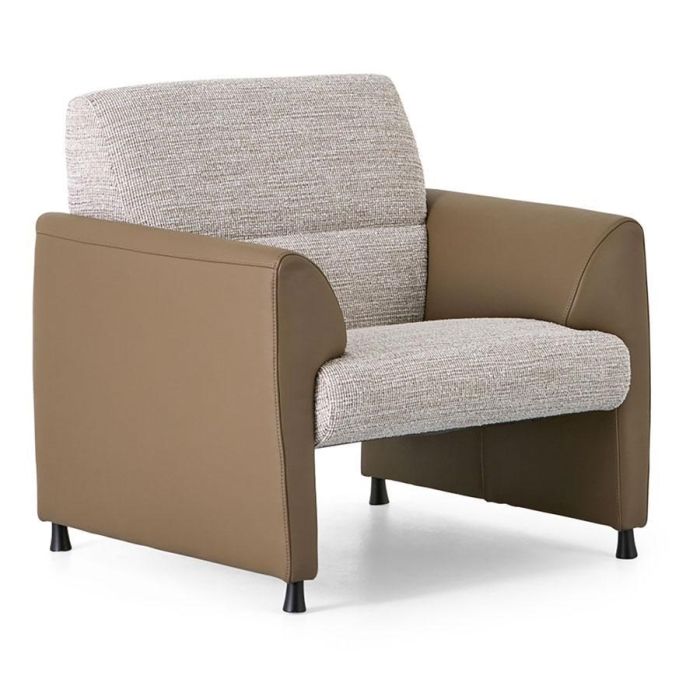 Montèl Fauteuil Mondi met combi-stoffering van beige Discovery-stof en bruin Havanna-leer, schuin van voren gefotografeerd.