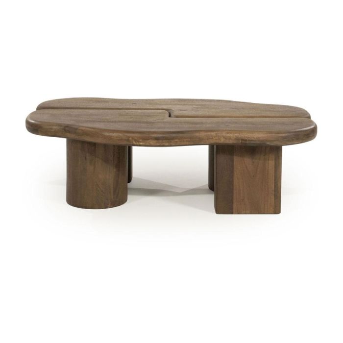 Salontafel Yuo van mangohout in lichtbruine lak, bestaande uit twee losse delen die samen één organische salontafel vormen, gefotografeerd op witte achtergrond.