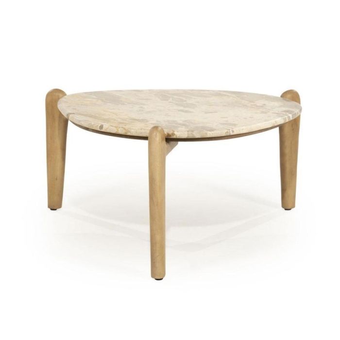 Salontafel Marnish met gepolijst marmeren blad en naturel gelakte mangohouten poten, gefotografeerd van voren op een witte achtergrond.