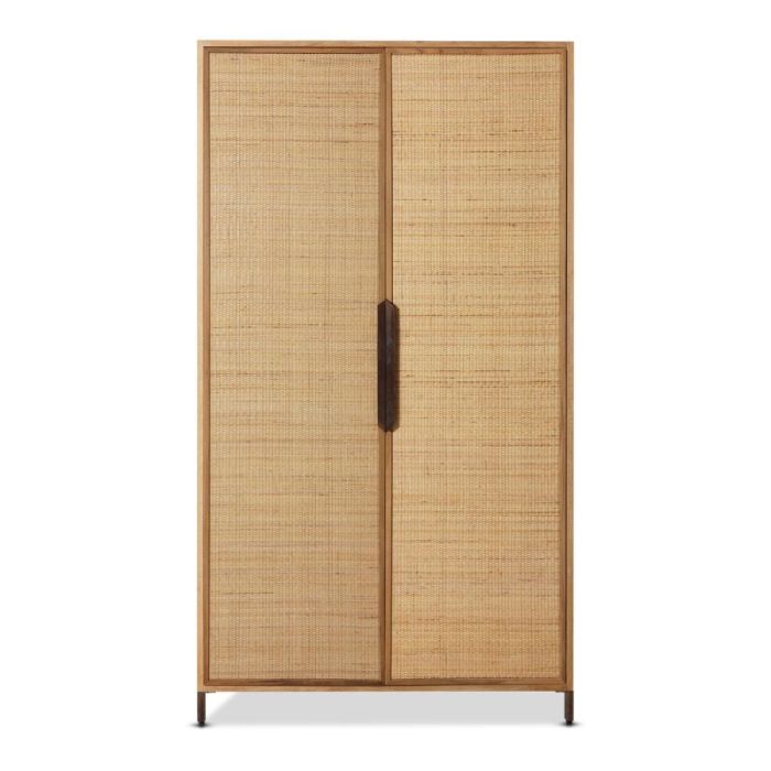 Buffetkast Pioneer Rotan met houten frame en rotan deuren, recht van voren gefotografeerd, geplaatst op slanke poten tegen een lichte achtergrond.