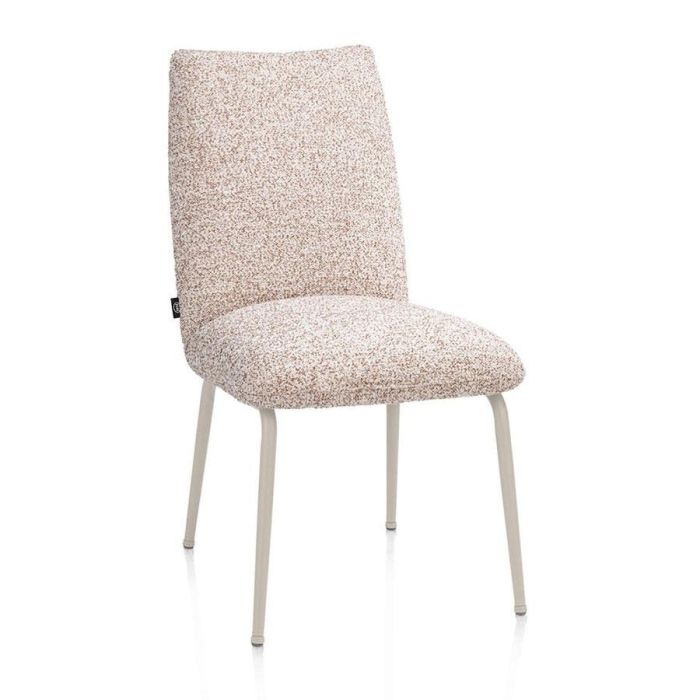 Henders & Hazel eetkamerstoel Bovina crème met koperkleurige poten, schuin van voren gefotografeerd.