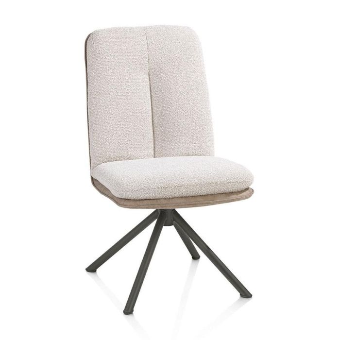 Beige draaibare eetkamerstoel met stoffen zitting en zwarte metalen spinpoot, schuin van voren gefotografeerd.
