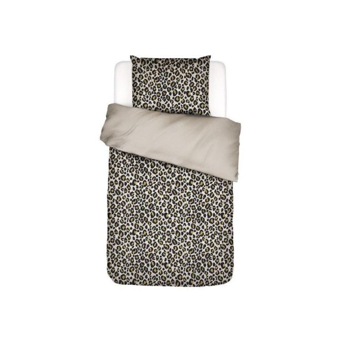 Fedelia dekbedovertrek met handgeschilderde luipaardprint in warme bruintinten en zachte grijs- en groennuances, getoond opgemaakt op een eenpersoonsbed.