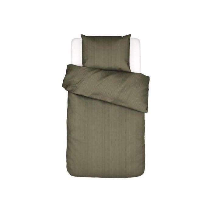 Coletta dekbedovertrek in mosgroene tint, enkel bed opgemaakt met kussensloop, subtiele tonale streepstructuur duidelijk zichtbaar op witte achtergrond.