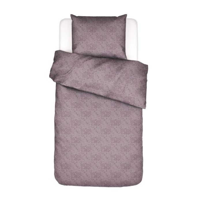 Essenza Melipa dekbedovertrek in paarse tint, eenpersoons opgemaakt bed met tonale bloemenprint en bijpassende kussens, rustig en stijlvol gepresenteerd.