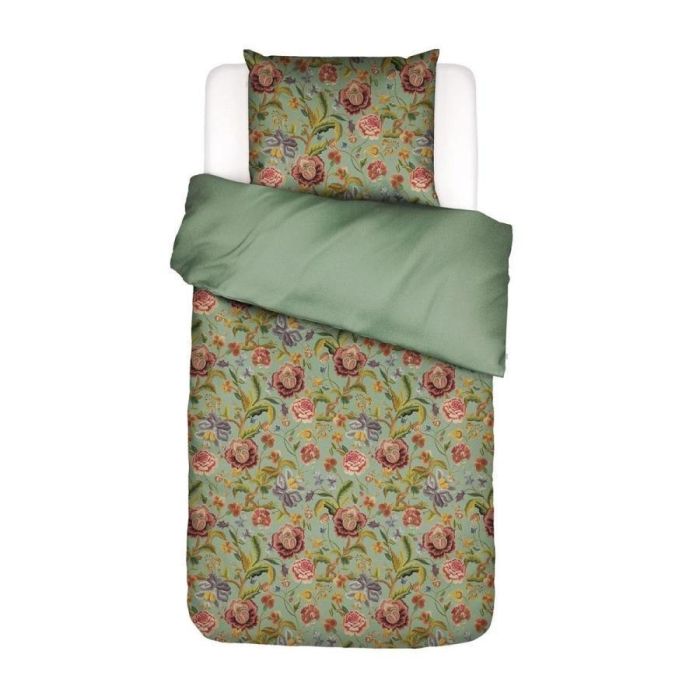Essenza Rosanella dekbedovertrek in basil green, eenpersoons opgemaakt bed met rijke bloemenprint en effen groene omslag, klassiek en sfeervol.