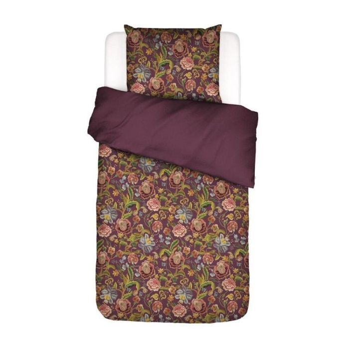Essenza Rosanella dekbedovertrek Mauve Wine, eenpersoons opgemaakt bed met rijke bloemenprint en effen mauve omslag, warm en klassiek geheel.
