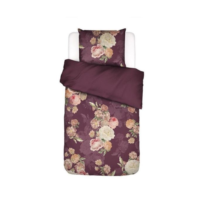 Essenza Orianna dekbedovertrek met bloemenprint in mauve wijnkleur, met rozen en anjers uit het Rijksmuseum, gefotografeerd op een strak witte achtergrond.
