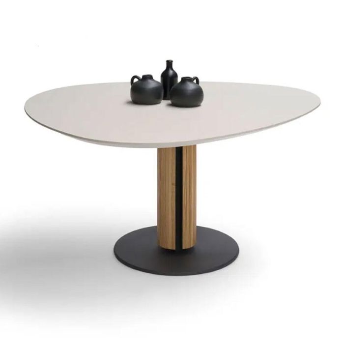 Bree’s New World eettafel Steely met organisch licht tafelblad en centrale houten zuil op ronde metalen voet