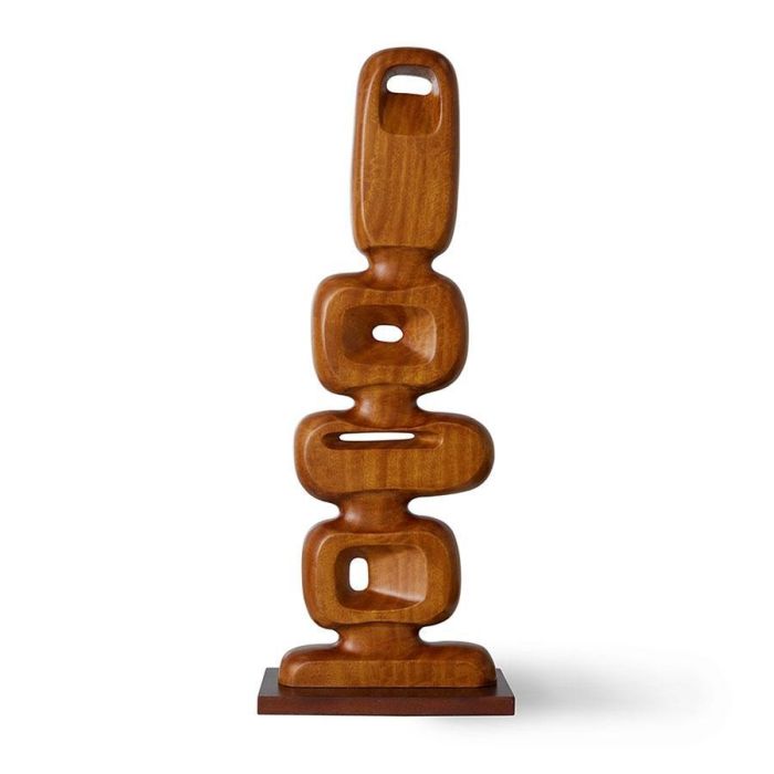 Handgesneden houten sculptuur van HKLIVING op witte achtergrond met organische vormen en warme houtkleur