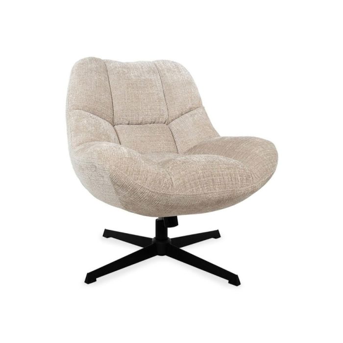 Draaifauteuil Chuck Natural met lage zitting, bekleed met Cremona-stof in een lichte naturel tint en voorzien van een zwart metalen draaivoet.