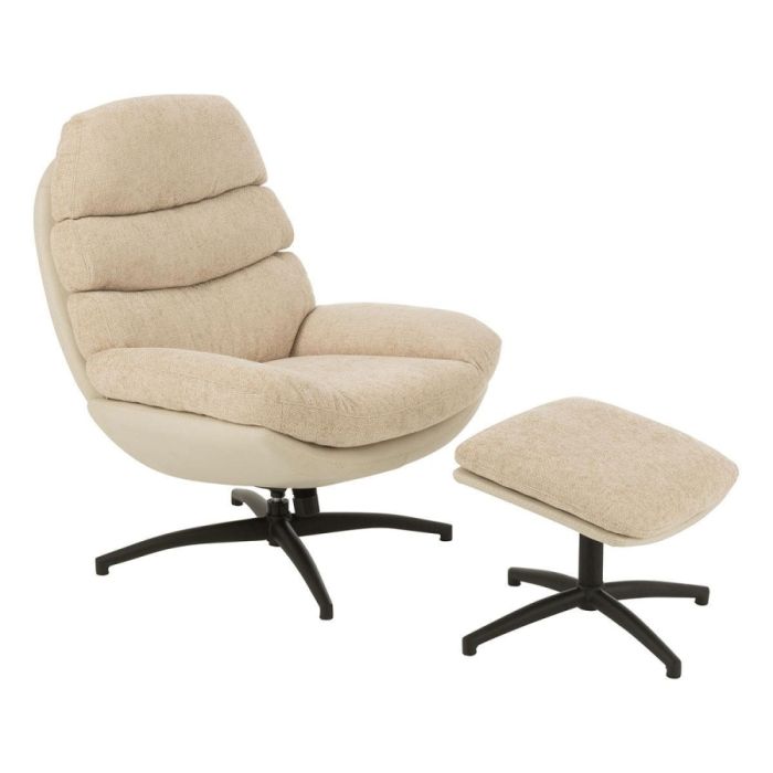 Beige J-Line relaxfauteuil met bijpassende hocker en zwart onderstel op witte achtergrond