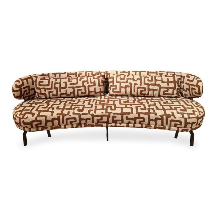 Hale eetkamerbank met ovale vorm, grafische bekleding in beige en bruin en zwarte metalen poten.
