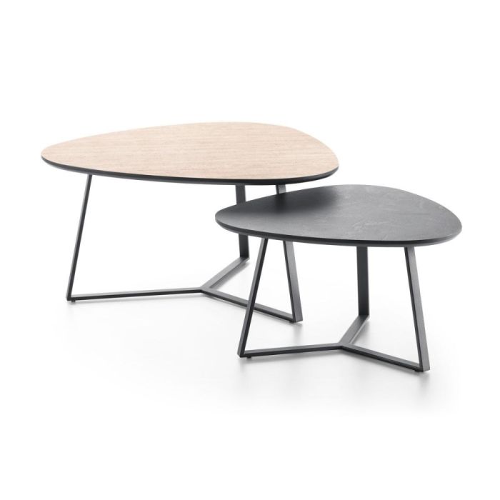 Salontafel set Waimairi van Baenks met organische vormen en HPL bladen in travertine en zwart