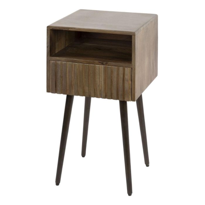 Nachtkastje Carve van acaciahout met open vak en lade, recht van voren op witte achtergrond.