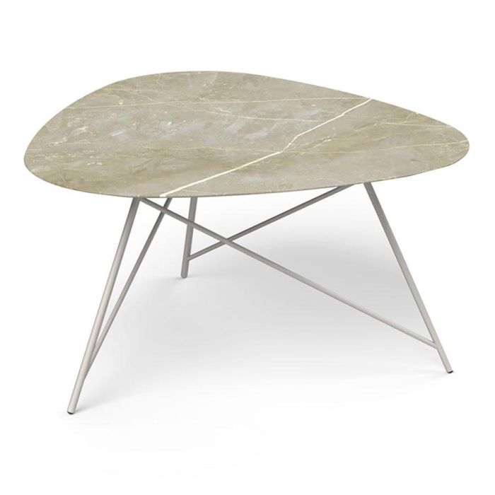 Salontafel Jyve met licht marmerlook blad en licht metalen onderstel, vrijstaand op witte achtergrond