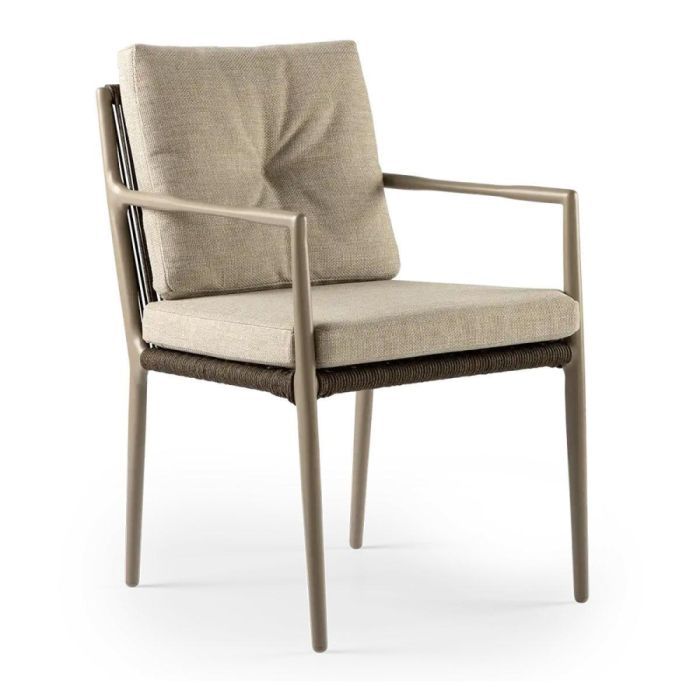 Callisto Outdoor tuinstoel Mallorca schuin gefotografeerd met claykleurig aluminium frame, rope zitting en beige Olefin kussens op witte achtergrond