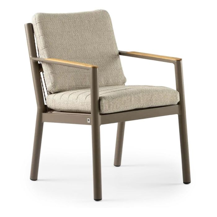 Callisto Outdoor tuinstoel Farli met taupe aluminium frame, beige kussens en teakhouten armleggers