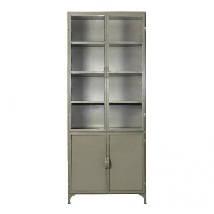Olijfgroene metalen vitrinekast Seattle met glazen bovendeuren en gesloten onderkast op witte achtergrond