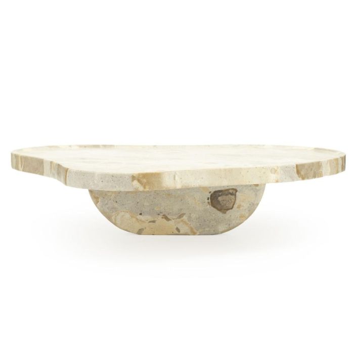 Marmeren tray tafeltje met organische vorm als handig bijzettafeltje naast de bank