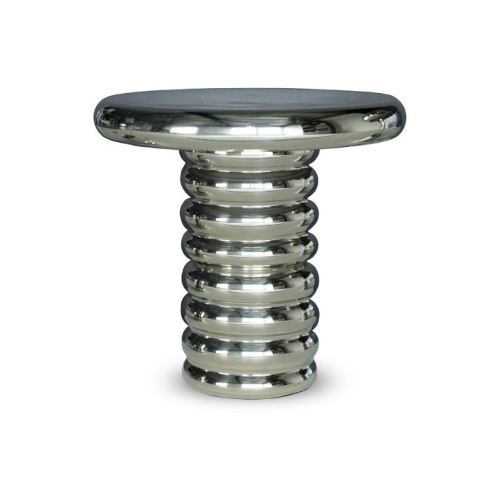 Chromeo bijzettafel met unieke spijkervorm en spiegelende verchroomde afwerking