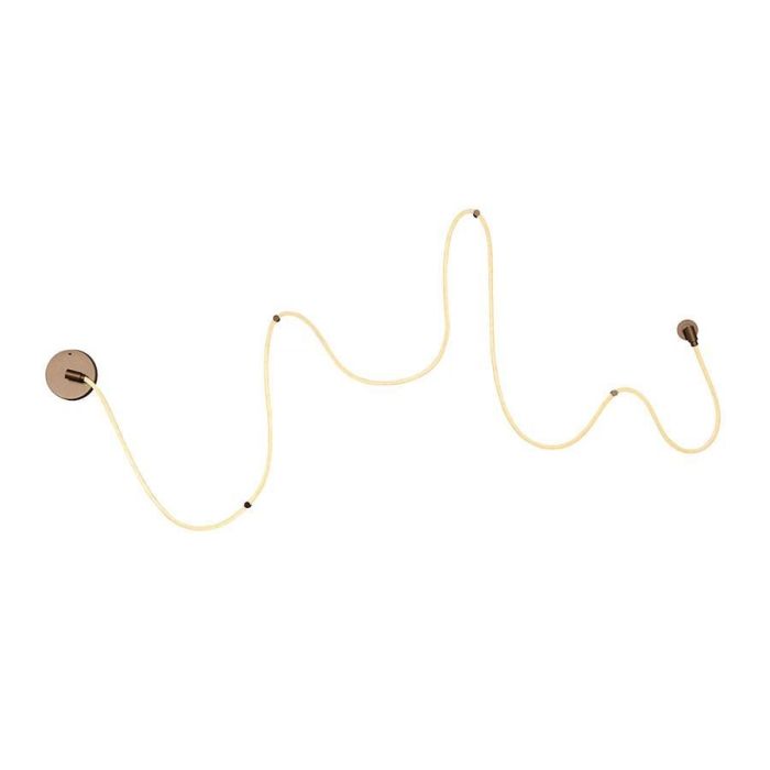 Lucide Janderin wandlamp 500 cm champagne in golvende vorm tegen witte muur