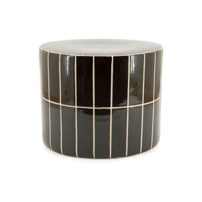 Betegelde bijzettafel van aardewerk met donkerbruine glanzende tegeltjes in cilindervorm