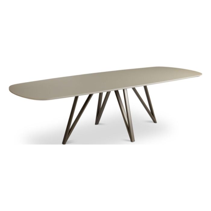 Langwerpige DYYK eetkamertafel Milo met afgerond blad en zigzagvormig metalen onderstel, vrijstaand gefotografeerd