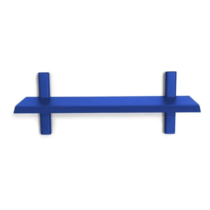 Blauwe wandplank Hola 2 ultramarine van Spinder x OnMateria met cilindervormige steunen tegen witte achtergrond