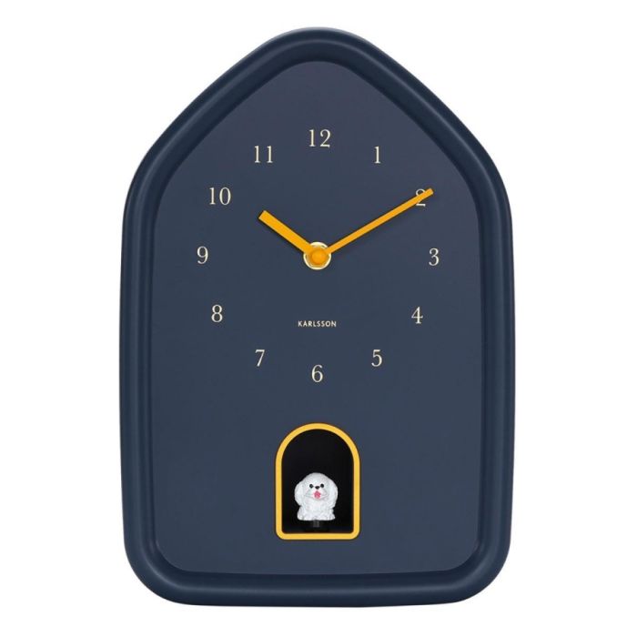 Donkerblauwe Karlsson wandklok met gele wijzers en hondje in nis vooraanzicht