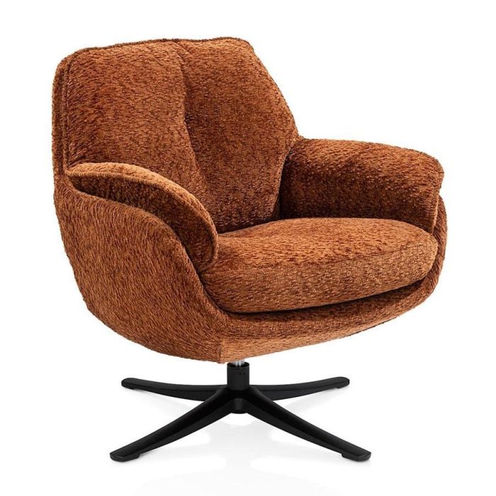 Draaifauteuil Densa in koperkleurige stof, schuin van voren gefotografeerd met zachte armleuningen en zwarte draaipoot